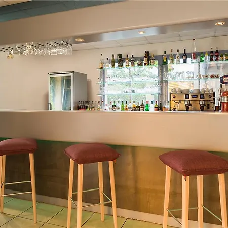 Ogcity, Est Szálloda