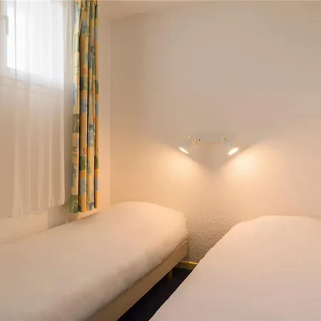 Ogcity, Est Szálloda *