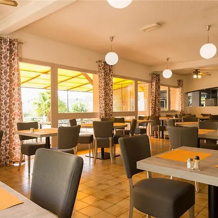 Ogcity, Est Szálloda Valence