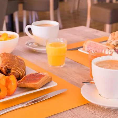 Szálloda Ogcity, Est Valence