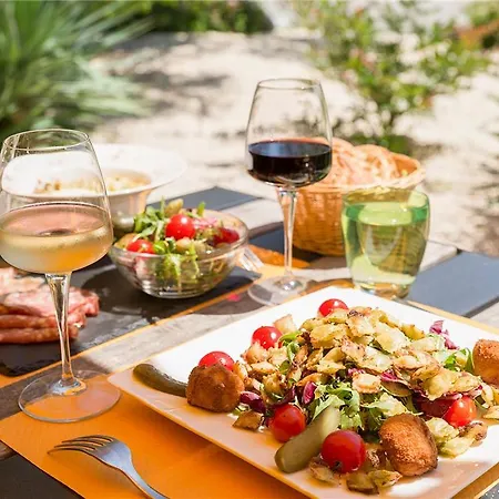 Ogcity, Est Szálloda *