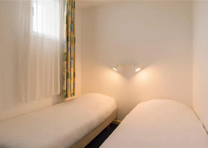 Ogcity, Est Hotel *